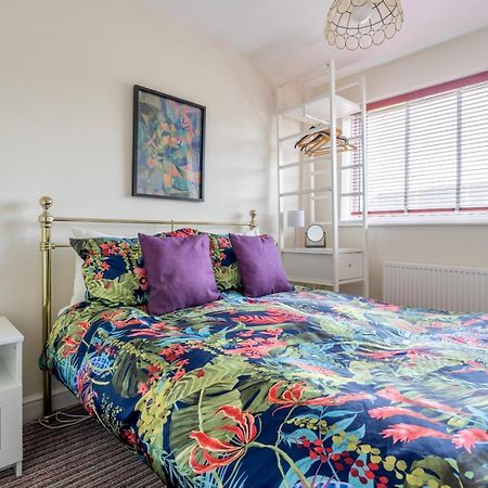 Chic 2-Bedroom Townhouse In Vibrant Abergavenny Luaran gambar