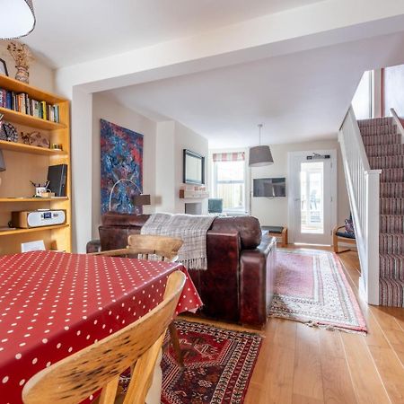 Chic 2-Bedroom Townhouse In Vibrant Abergavenny Luaran gambar