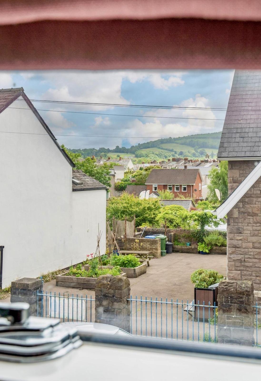 Chic 2-Bedroom Townhouse In Vibrant Abergavenny Luaran gambar