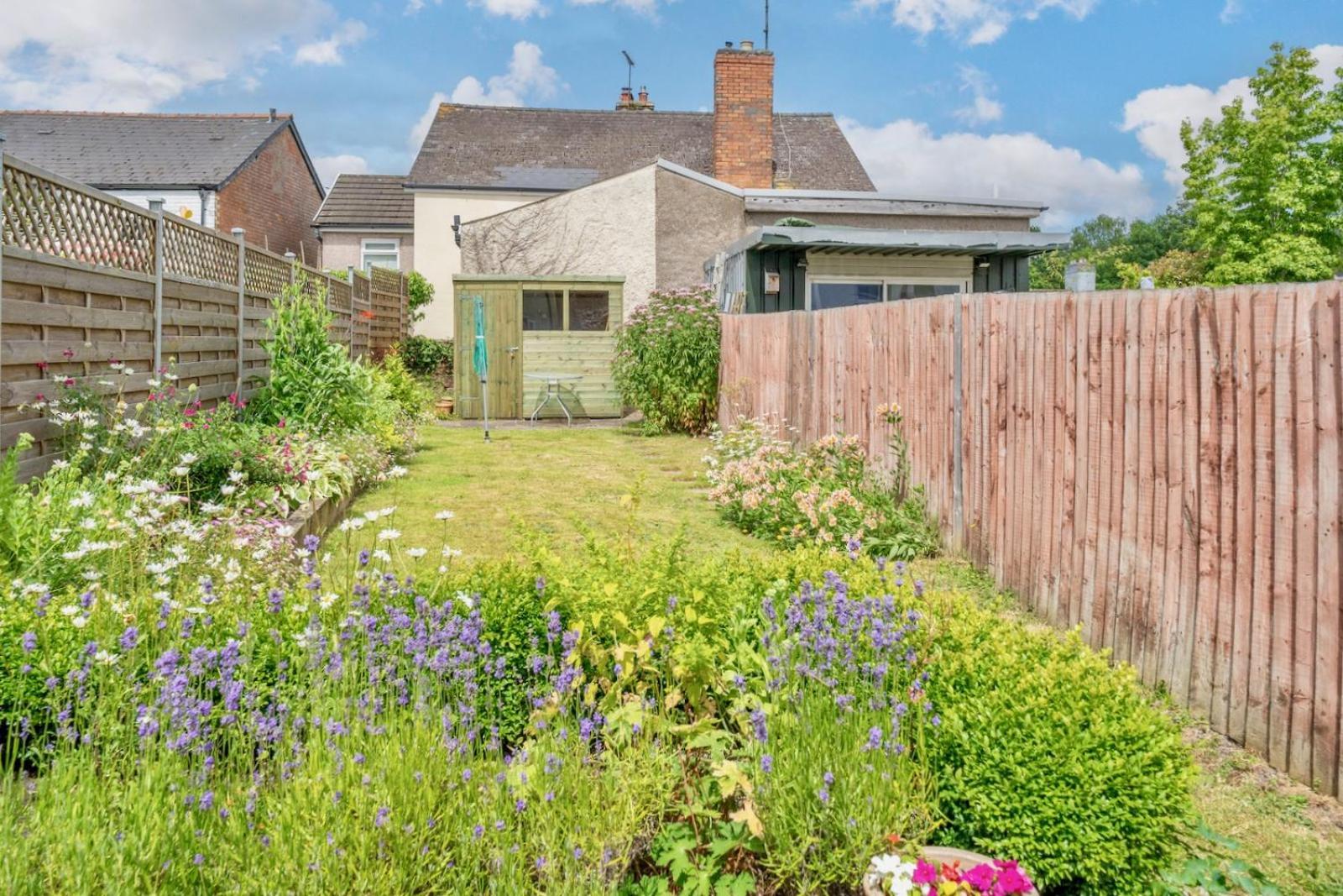 Chic 2-Bedroom Townhouse In Vibrant Abergavenny Luaran gambar