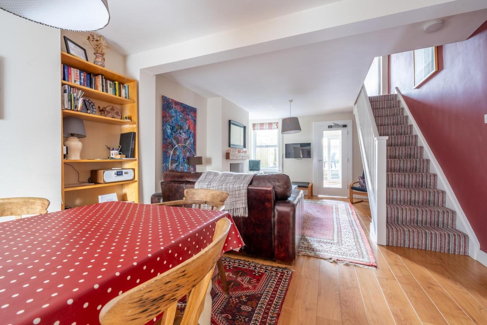 Chic 2-Bedroom Townhouse In Vibrant Abergavenny Luaran gambar