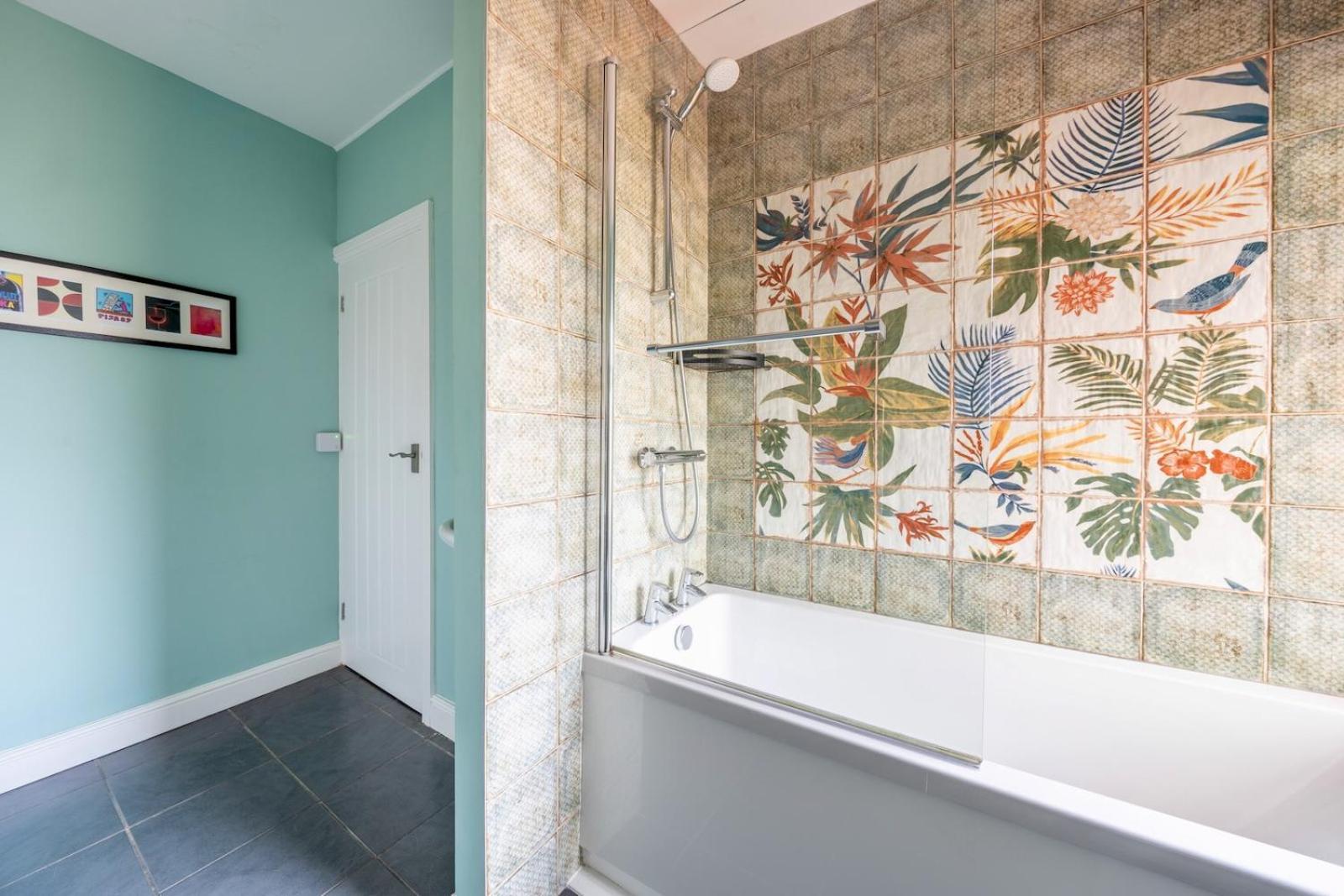 Chic 2-Bedroom Townhouse In Vibrant Abergavenny Luaran gambar