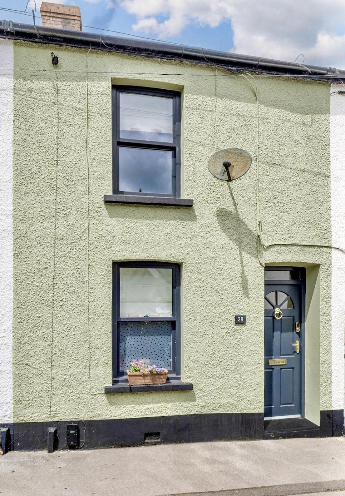 Chic 2-Bedroom Townhouse In Vibrant Abergavenny Luaran gambar