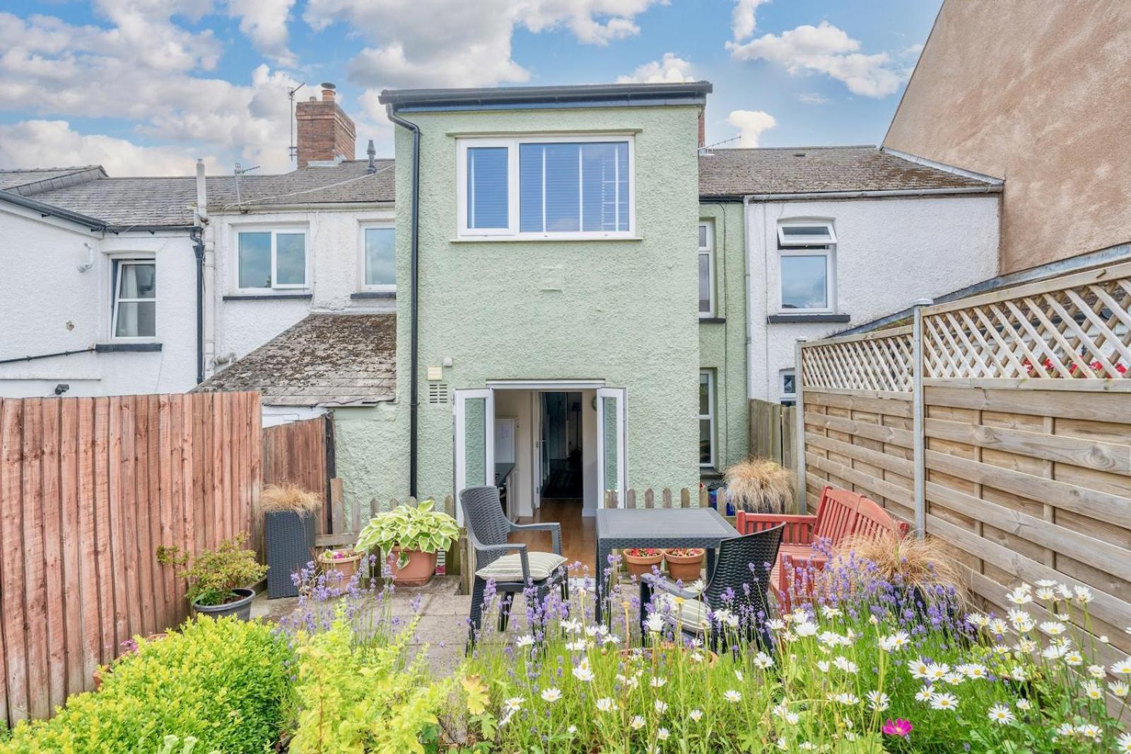 Chic 2-Bedroom Townhouse In Vibrant Abergavenny Luaran gambar