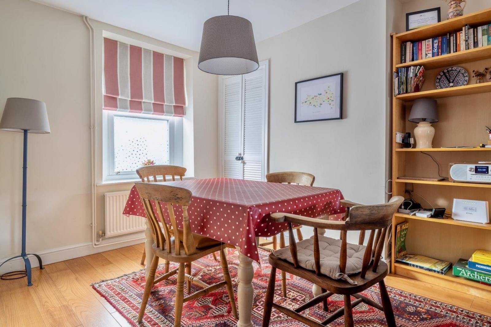 Chic 2-Bedroom Townhouse In Vibrant Abergavenny Luaran gambar