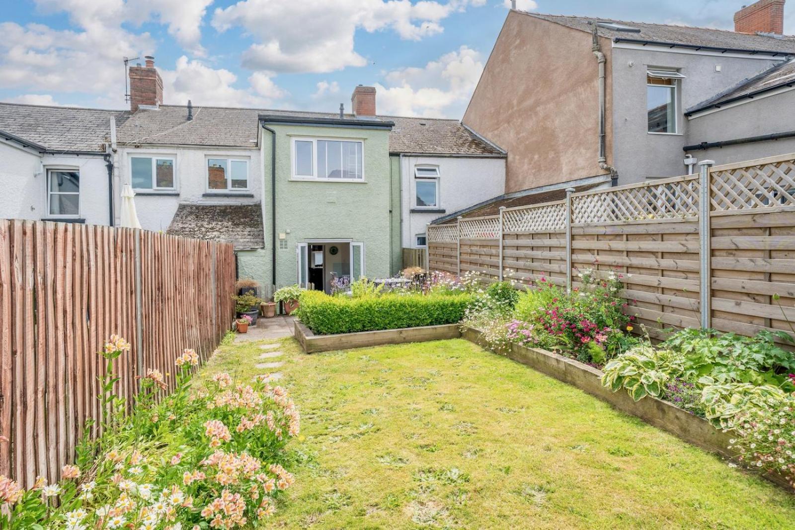 Chic 2-Bedroom Townhouse In Vibrant Abergavenny Luaran gambar